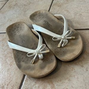 Vionic Patent Leather Bella White Flip Flops with Bow Details, Sz 8